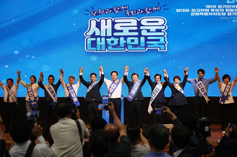 더불어민주당 새 지도부 선출을 위한 지역순회 경선 둘째 날인 21일 오전 강원 홍천군 홍천종합체육관에서 열린 합동연설회에서 3명의 당 대표 후보와 8명의 최고위원 후보가 손을 들어 올리며 당원들에게 인사하고 있다. 왼쪽부터 김병주·강선우·정봉주·민형배 최고위원 후보, 김지수·김두관·이재명 당 대표 후보, 김민석·이언주·한준호·전현희 최고위원 후보, [김민석]