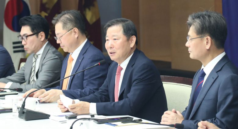 이철규(왼쪽 세번째) 국회 산자위원장이 22일 서울 상의회관에서 진행된 ‘국제통상위원회’에서 인사말을 하고 있다. [대한상의 제공]