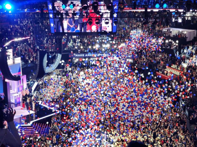 미국 위스콘신주 밀워키 파이서브 포럼에서 18일(현지시간) 열린 공화당 전당대회에서 도널드 트럼프 전 미국 대통령의 대선후보직 수락연설이 끝나자 천장에서 10만여개의 풍선이 쏟아져 내리고 있다. 연합뉴스