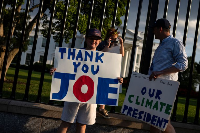 21일(현지시간) 미국 워싱턴 DC에서 열리는 2024년 대통령 선거에서 바이든이 중도 하차하기로 결정한 후 조 바이든 미국 대통령 지지자가 백악관 밖에서 팻말을 쓰고 있다. [AFP]