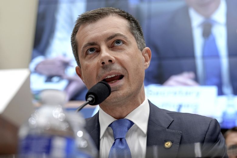 지난달 27일(현지시간) 미국 워싱턴 캐피톨 힐에서 열린 하원 교통 및 인프라 감독위원회 청문회에서 피트 부티지지 교통부 장관이 교통부의 정책과 프로그램 및 2025 회계연도 예산 요청에 대해 증언하고 있다. [AP]