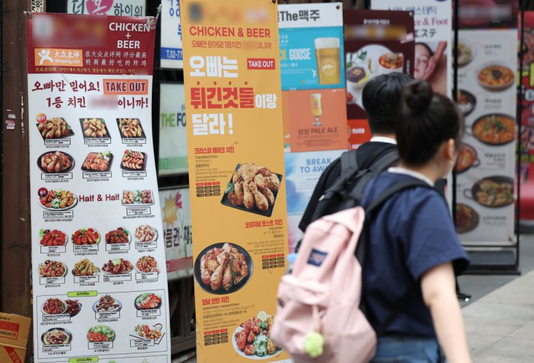 서울 중구 명동의 한 음식점 앞을 시민이 지나가고 있다.[연합]