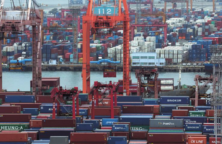 컨테이너 선적 및 하역작업 중인 부산 남구 신선대부두 모습 [뉴시스]