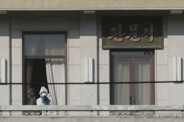 2022년 10월 판문각에서 방호복을 입은 북한 군인들이 판문점을 찾은 카멀라 해리스 미국 부통령을 바라보고 있다. 사진공동취재단