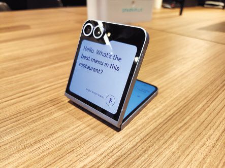 갤럭시 Z 플립6의 플렉스 윈도우를 활용해 통역 기능을 사용하는 모습