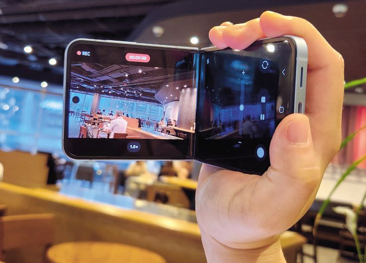 ‘캠코더 모드’를 체험하고 있는 모습. 권제인 기자