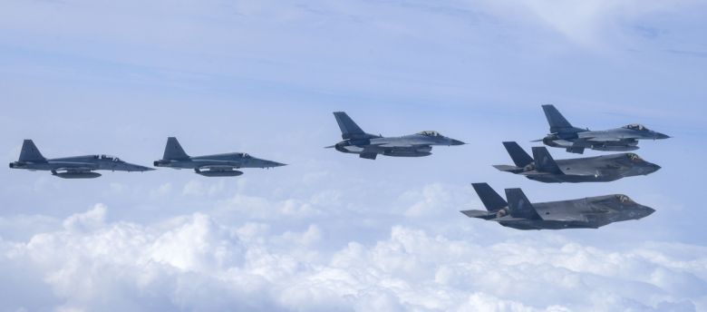 한미는 F-35B와 F/A-18 호넷 등 미 해병대 전투기들이 참여한 가운데 지난 23일부터 내달 8일까지 연합공중훈련을 실시중이다. 한미 전투기들이 24일 연합공중훈련을 실시하고 있다. 편대 왼쪽부터 한국 공군 F-5 2대, KF-16 2대, 미 해병대 F-35B 2대의 모습. [공군 제공]