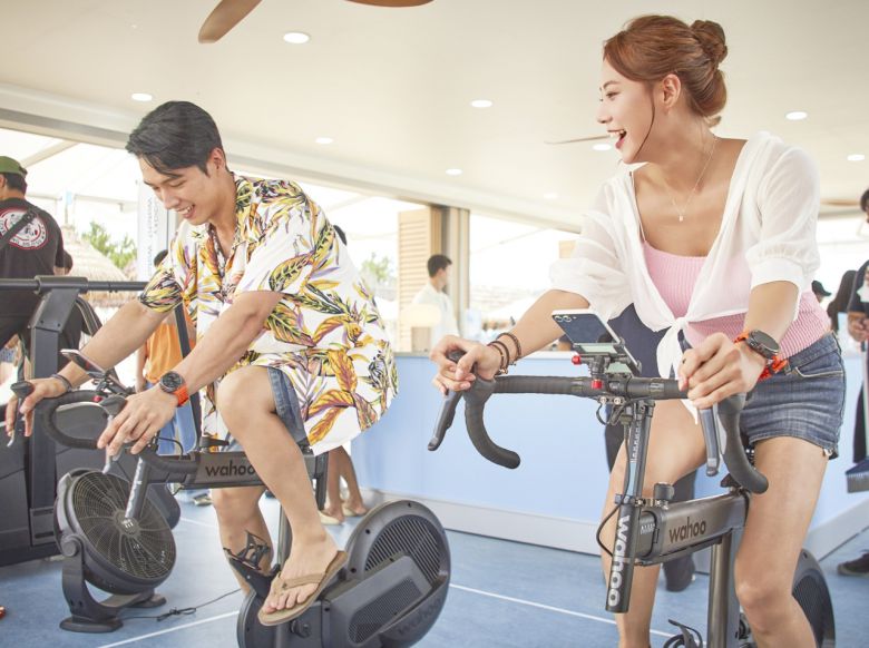 강원 양양 서피비치에 위치한 ‘갤럭시 스튜디오 서핑’에서 갤럭시 Z 플립6, 갤럭시 워치 울트라로 FTP를 측정하는 모습. [삼성전자 제공]