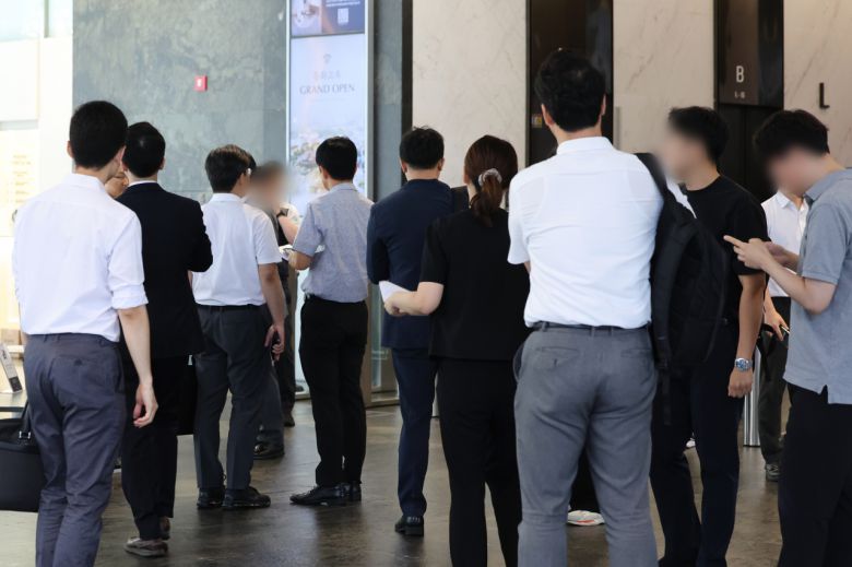 티몬과 위메프의 대규모 정산 지연 사태를 수사하는 검찰이 티몬 본사, 위메프 사옥과 모회사 큐텐그룹의 구영배 대표와 경영진 자택 등 등에 대해 압수수색에 나선 1일 오전 서울 강남구 큐텐 본사가 입주한 빌딩에서 검찰 관계자들이 대기하고 있다. [연합]