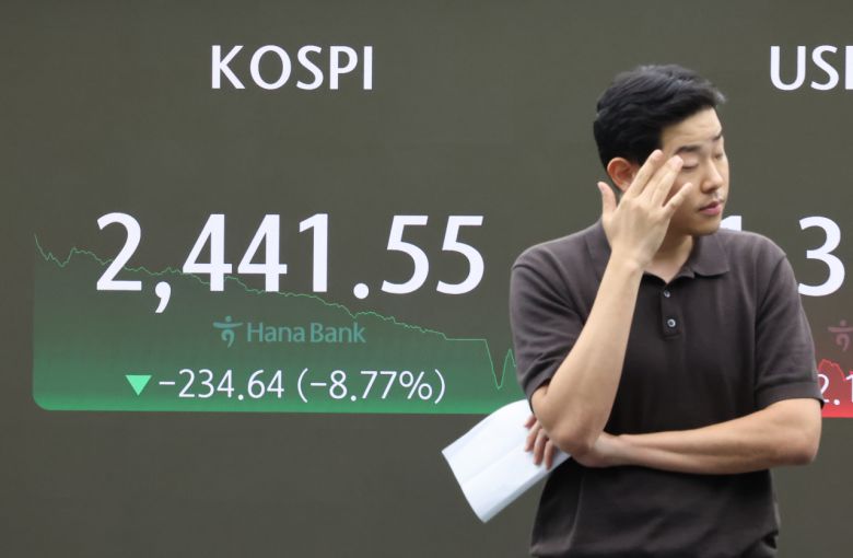 5일 오전 서울 중구 하나은행 본점 딜링룸 현황판에 코스피가 표시돼 있다. 이날 코스피는 전장보다 234.64p 내린 2441.55로 마감했다. 연합뉴스