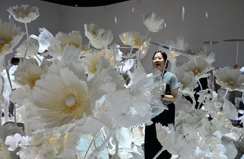 3일 전라남도 나주시 중흥 골드스파&리조트에 문을 연 미디어 체험 전시 공간 'UZU DREAM(우주 드림)' 내부 모습. 행성 ‘플로라 스피어’라는 새하얀 사막 속 정원에 선 관람객의 모습. 나주=박해묵 기자.