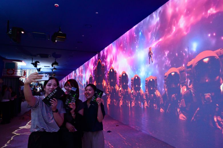 3일 전라남도 나주시 중흥 골드스파&리조트에 문을 연 미디어 체험 전시 공간 'UZU DREAM(우주 드림)' 내부 모습. 행성 '엘리시온'을 관람객들이 체험하고 있는 모습. 나주=박해묵 기자