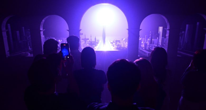 3일 전라남도 나주시 중흥 골드스파&리조트에 문을 연 미디어 체험 전시 공간 'UZU DREAM(우주 드림)'의 행성인 ‘크로노테라’에서 관람객들이 전시 체험을 하고 있는 모습. 나주=박해묵 기자