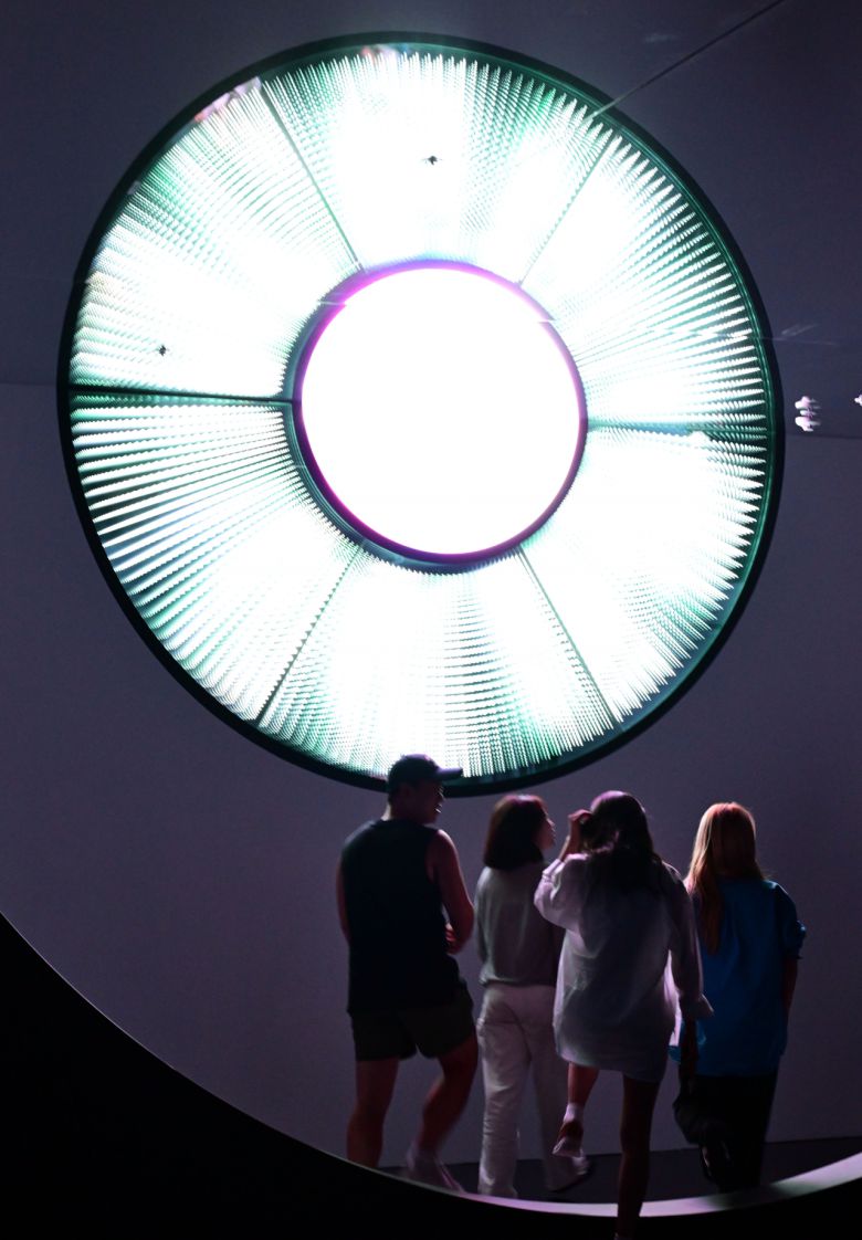 3일 전라남도 나주시 중흥 골드스파&리조트에 문을 연 미디어 체험 전시 공간 'UZU DREAM(우주 드림)' 내부 모습. 행성 ‘코스모아이’에서 미래 인공지능(AI)의 모습을 관람객들이 보고 있는 모습. 나주=박해묵 기자.