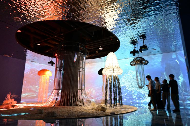 3일 전라남도 나주시 중흥 골드스파&리조트에 문을 연 미디어 체험 전시 공간 'UZU DREAM(우주 드림)' 내부 모습. 행성 '엘리시온'의 바다 깊숙히 서식하는 초거대 해파리(루미네 젤리피시)가 설치돼 있다. 나주=박해묵 기자