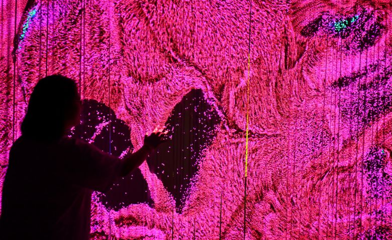 3일 전라남도 나주시 중흥 골드스파&리조트에 문을 연 미디어 체험 전시 공간 'UZU DREAM(우주 드림)' 내부에서 관람객이 전시 체험을 하고 있는 모습. 나주=박해묵 기자