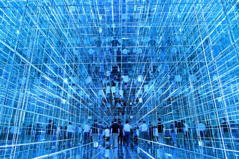 3일 전라남도 나주시 중흥 골드스파&리조트에 문을 연 미디어 체험 전시 공간 'UZU DREAM(우주 드림)' 내부에서 관람객들이 전시 체험을 하고 있는 모습. 나주=박해묵 기자