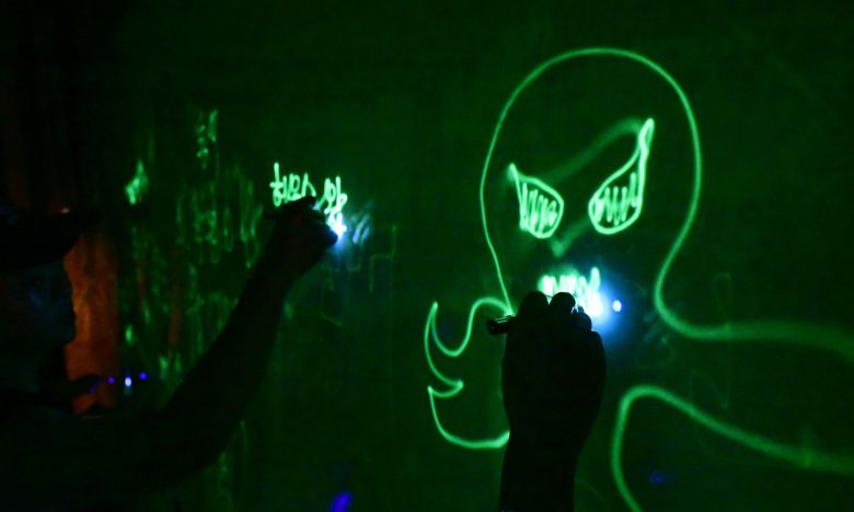 3일 전라남도 나주시 중흥 골드스파&리조트에 문을 연 미디어 체험 전시 공간 'UZU DREAM(우주 드림)' 내부에서 관람객들이 빛으로 방명록을 쓰는 체험을 하고 있는 모습. 나주=박해묵 기자