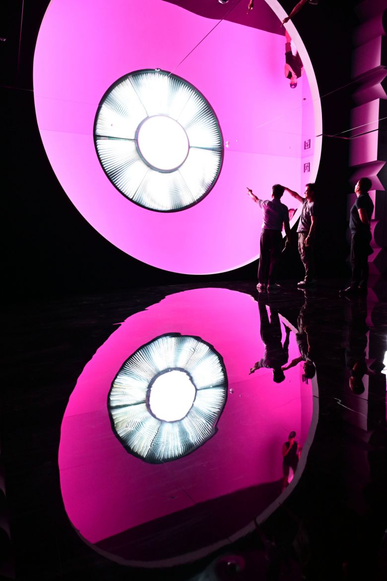 3일 전라남도 나주시 중흥 골드스파&리조트에 문을 연 미디어 체험 전시 공간 'UZU DREAM(우주 드림)' 내부 모습. 행성 ‘코스모아이’에서 미래 인공지능(AI)의 모습을 관람객들이 보고 있는 모습. 나주=박해묵 기자.