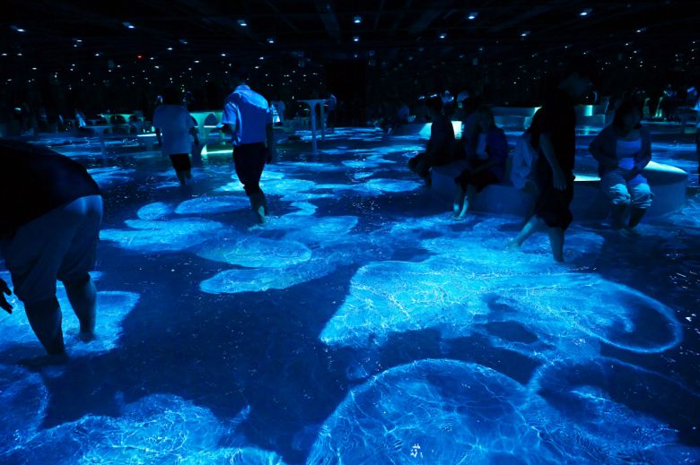 3일 전라남도 나주시 중흥 골드스파&리조트에 문을 연 미디어 체험 전시 공간 'UZU DREAM(우주 드림)'의 행성인 '아쿠아타'에서 관람객들이 전시 체험을 하고 있는 모습. 나주=박해묵 기자