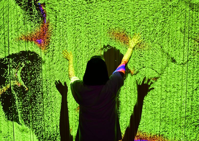 3일 전라남도 나주시 중흥 골드스파&리조트에 문을 연 미디어 체험 전시 공간 'UZU DREAM(우주 드림)' 내부에서 관람객이 전시 체험을 하고 있는 모습. 나주=박해묵 기자