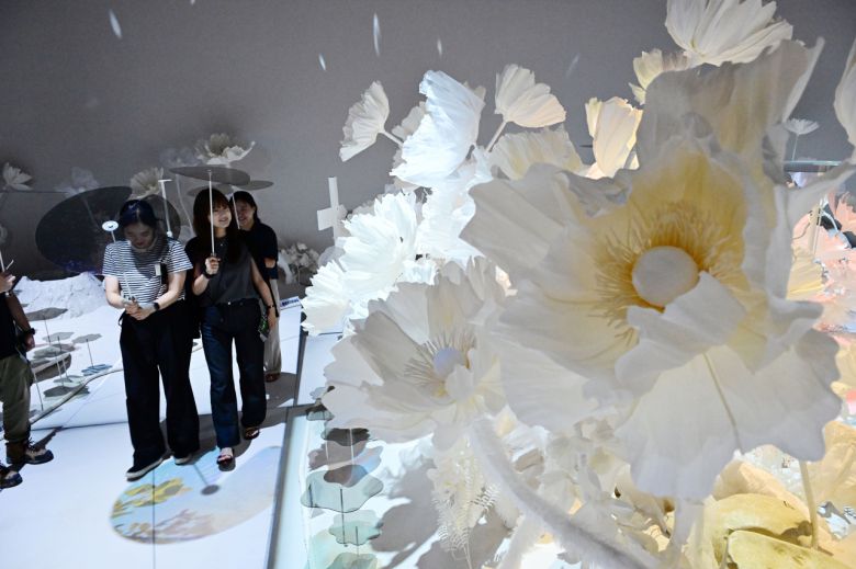 3일 전라남도 나주시 중흥 골드스파&리조트에 문을 연 미디어 체험 전시 공간 'UZU DREAM(우주 드림)' 내부 모습. 행성 ‘플로라 스피어’라는 새하얀 사막 속 정원에 선 관람객들의 모습. 나주=박해묵 기자.