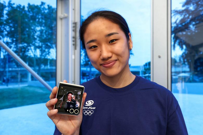 팀 삼성 갤럭시 멤버인 안세영 대한민국 배드민턴 국가대표 선수가 지난달 25일(현지시간) 2024 파리 올림픽·패럴림픽 선수촌 내 삼성 올림픽 체험관에서 ‘갤럭시 Z 플립6 올림픽 에디션’을 들고 포즈를 취하고 있다.[삼성전자 제공]
