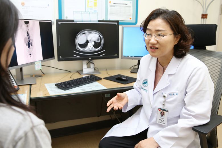 박숙련 서울아산병원 종양내과 교수가 전이성 식도암 환자를 진료하고 있다