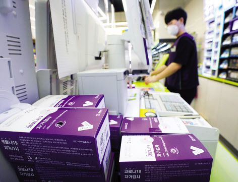 서울 강남구 CU편의점에서 판매 중인 자가검사키트 [뉴시스]
