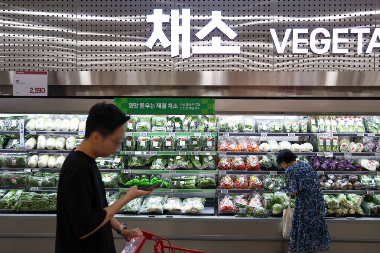서울의 한 대형마트 채소 코너. [연합]