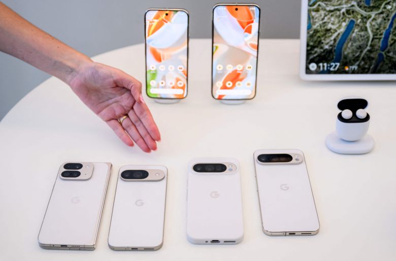 구글의 새 스마트폰 픽셀 9 시리즈가 13일(현지시간) 미국 캘리포니아주 마운틴뷰 본사에서 열린 ‘메이드 바이 구글 2024’ 신제품 공개 행사에 전시된 모습. [AFP]