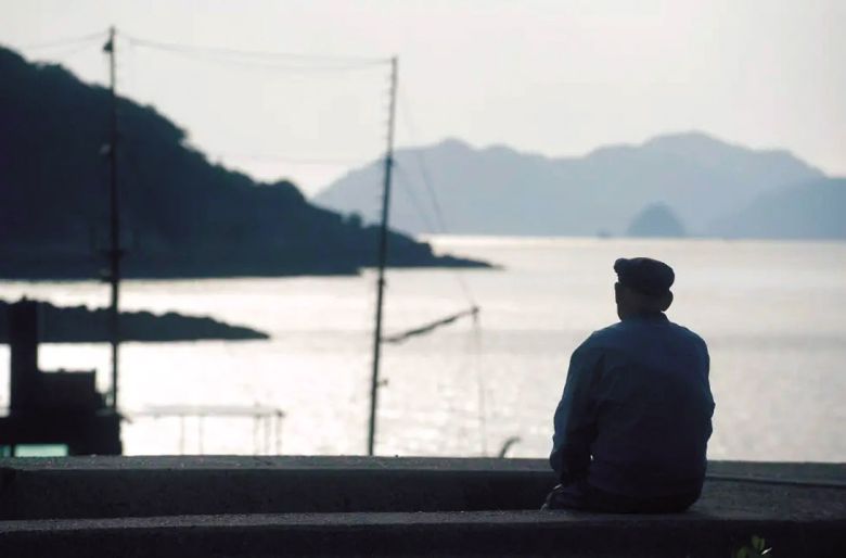 2023년 일본 정부가 발표한 자료에 따르면 일본 역사상 처음으로 80세 이상 인구가 전체 인구의 10%를 차지할 것으로 예상된다. 데이터에 따르면 9월 15일 기준으로 일본의 65세 이상 인구는 약 3623만 명에 달한다. 이는 전체 인구의 29.1%로, 전년 대비 0.1% 포인트 증가한 기록적인 수치다. 히로시마현 도모노우라시의 부두에 한 노인이 앉아 있는 모습 [EPA]