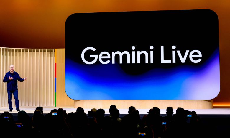 릭 오스터로(Rick Osterloh) 구글 플랫폼·디바이스 사업 부문 부사장이 13일(현지시간) 미국 캘리포니아주 마운틴뷰 본사에서 열린 ‘메이드 바이 구글 2024’ 신제품 공개 행사에서 제미나이 라이브를 소개하고 있다. [AFP]