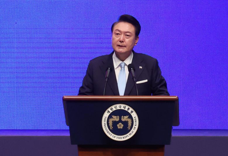 윤석열 대통령이 15일 서울 종로구 세종문화회관에서 열린 제79주년 광복절 경축식에서 경축사를 하며 '8.15 통일 독트린'을 발표하고 있다. [연합]