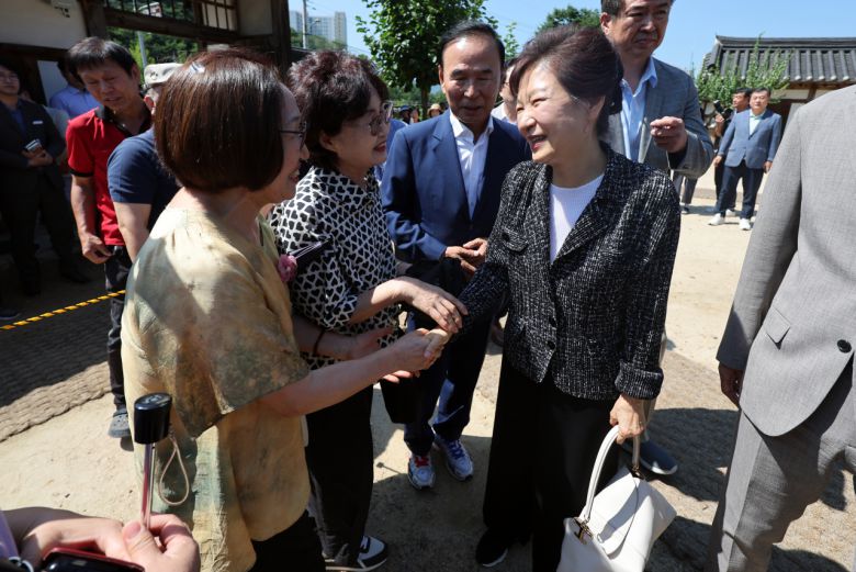 박근혜 전 대통령이 모친인 고 육영수 여사의 서거 50주기를 하루 앞둔 14일 충북 옥천에 있는 어머니 생가를 방문, 시민들과 인사하고 있다. [연합]