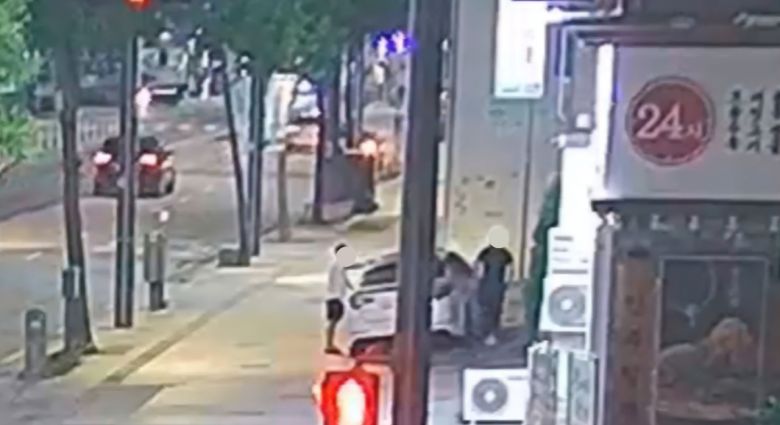 승차 당시에는 A씨(흰색 옷)가 운전대를 잡았고, B씨(검은색 옷)가 조수석에 탑승했다. [서울 중랑경찰서 제공]