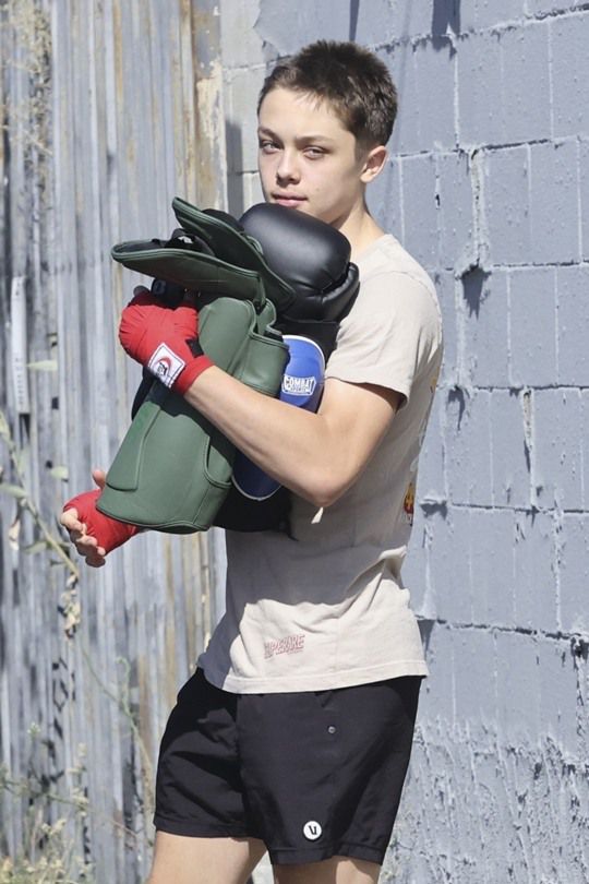 안젤리나 졸리와 브래드 피트의 친아들 녹스 졸리-피트의 근황이 공개됐다.