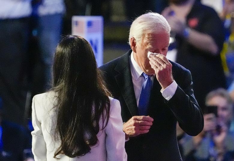 19일(현지시간) 미국 일리노이주 시카고의 유나이티드 센터에서 열린 민주당 전당대회에서 조 바이든 대통령이 딸 애슐리의 소개를 받고 눈물을 닦고 있다. [UPI]