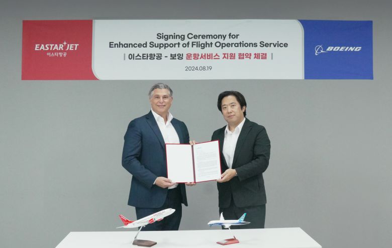이애릭(오른쪽) 이스타항공 운항본부장과 앤드류 굿살 보잉 FOR 아시아 태평양 총괄 수석 기장이 업무 협약 체결 후 기념 촬영을 하고 있다. [이스타 제공]