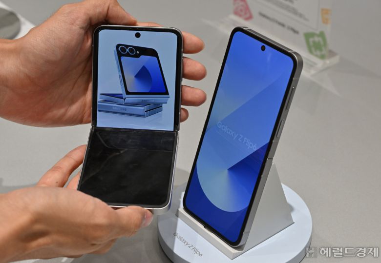 서울 마포구 삼성스토어 홍대에서 직원이 갤럭시 Z 플립6를 선보이고 있다. 임세준 기자