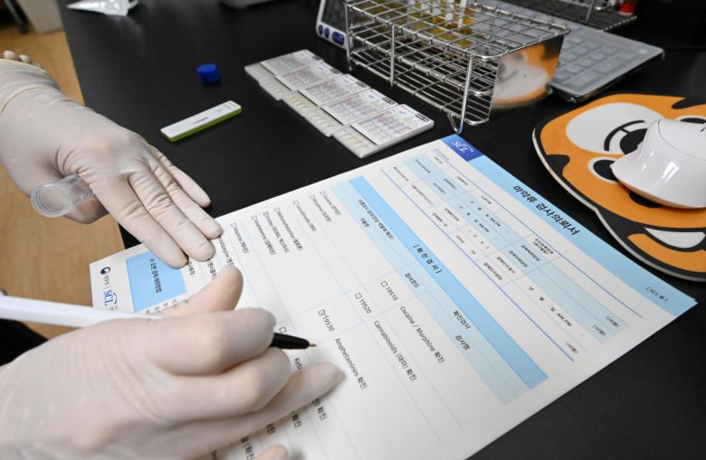 20일 오전 서울 영등포구 서울지방병무청에서 관계자가 입영대상자들의 소변으로 마약검사를 실시하고 있다. [임세준 기자]