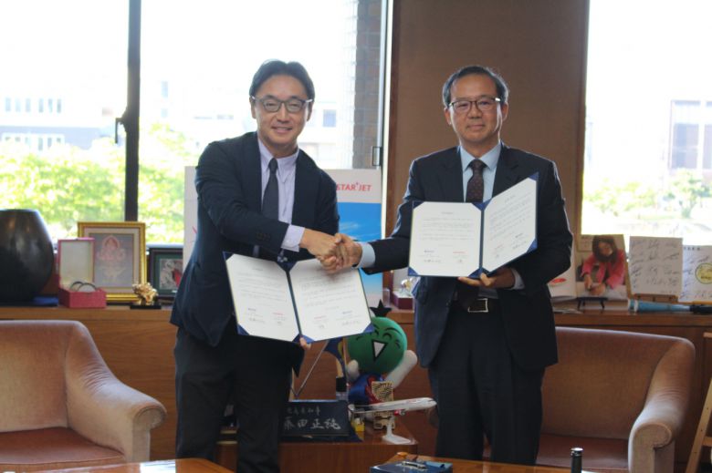 조중석(오른쪽) 이스타항공 대표와 고토다 마사즈미 도쿠시마현지사가 지난 8일 도쿠시마현에서 서울~도쿠시마 노선 개설을 위한 협약을 체결한 뒤 기념사진을 촬영하고 있다. [이스타항공 제공]
