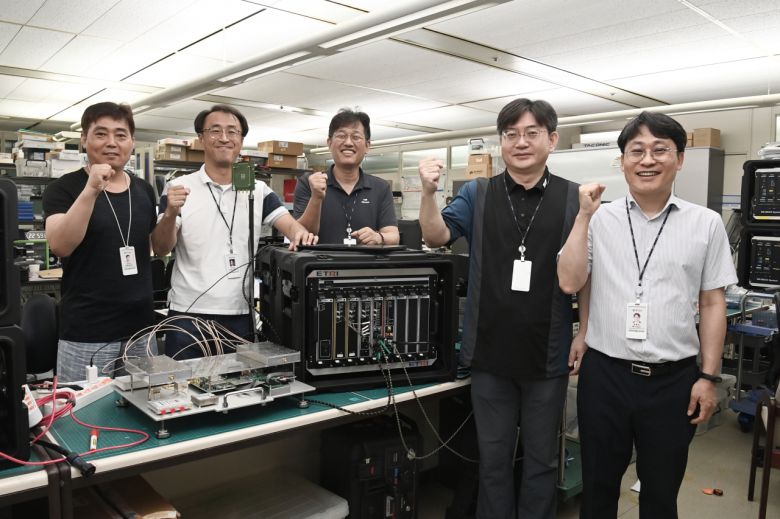 6G 통신 핵심기술, 무선액세스 및 이동 무선백홀 기술 개발을 추진하는 ETRI 연구진이 파이팅을 하고 있다.[ETRI 제공]