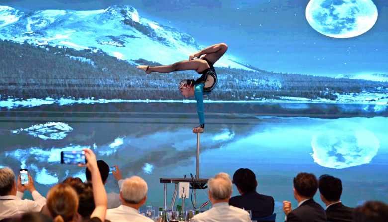 제2차 한·몽 미래전략포럼이 27일 몽골 울란바토르에 위치한 노보텔 울란바토르 몽골에서 열린 가운데 만찬공연이 펼쳐지고 있다. 울란바토르=박해묵 기자