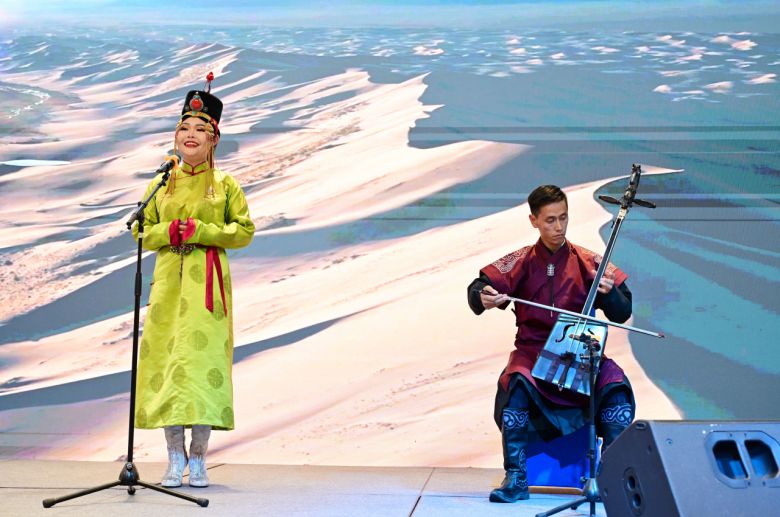 제2차 한·몽 미래전략포럼이 27일 몽골 울란바토르에 위치한 노보텔 울란바토르 몽골에서 열린 가운데 만찬공연이 펼쳐지고 있다. 울란바토르=박해묵 기자