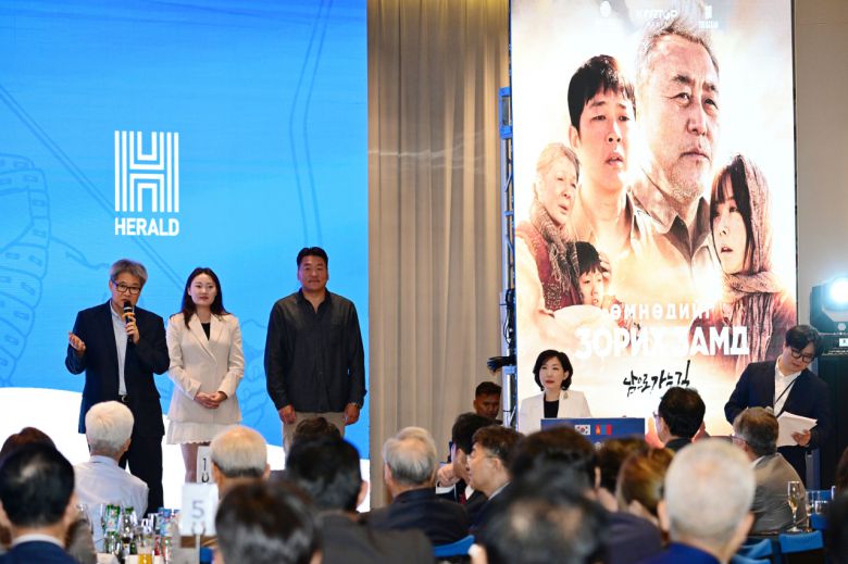 제2차 한·몽 미래전략포럼이 27일 몽골 울란바토르에 위치한 노보텔 울란바토르 몽골에서 열린 가운데 구본근 코탑미디어 대표가 솜야 헬레구 프로듀서, 에르햄바야르 배우(사진 왼쪽부터)와 함께 한·몽골 합작영화 〈남으로 가는 길〉을 소개하고 있다. 울란바토르=박해묵 기자