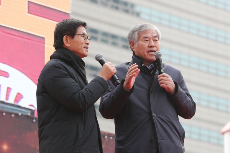 김문수 고용노동부 장관과 사랑제일교회 전광훈 목사가 2020년 1월 서울 광화문광장에서 열린 한 집회에서 발언하고 있다. [헤럴드DB]