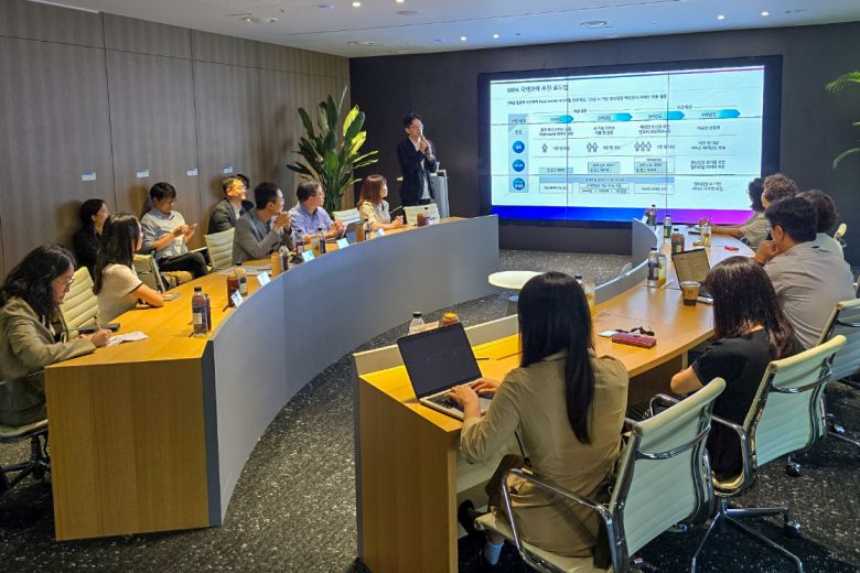 KT 컨소시엄 관계자들이 킥오프 미팅을 진행하는 모습. [KT 제공]