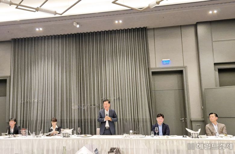 삼성전자가 유럽 가전전시회 IFA 2024가 열리는 독일 베를린에서 7일(현지시간) 기자간담회를 개최했다. 성일경 (왼쪽부터) 구주총괄 부사장, 이형희 글로벌마케팅실장, 한종희 대표이사 부회장, 용석우 영상디스플레이사업부장(사장), 임성택 한국총괄 부사장이 참석했다. 베를린=김현일 기자