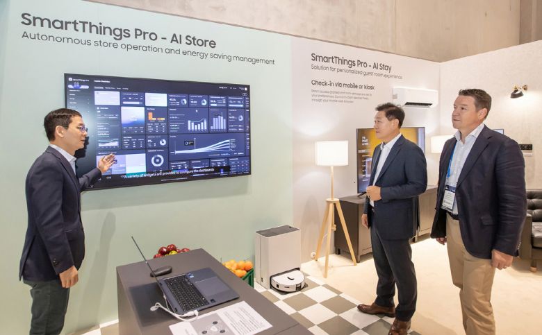 한종희 삼성전자 대표이사 부회장이 독일 베를린에서 열린 IFA 2024에서 자사 스마트싱스 프로(SmartThings Pro)에 대한 설명을 듣고 있다. [삼성전자 제공]